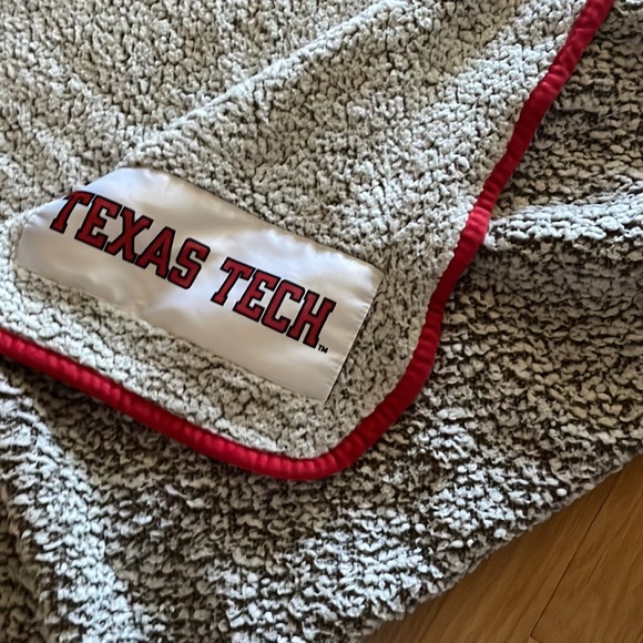 Texas Texh beanie and throw blanket - Picture 6 of 6